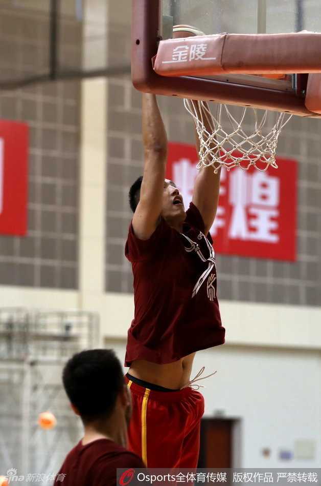 挥汗如雨只为里约 直击中国男篮集训众生相 人称“小库里”的赵岩昊在三分线外张手命中,投篮动作一气呵成,他飘逸的球风和高命中率为当时略显沉稳的国家队注入了一股青春活力。