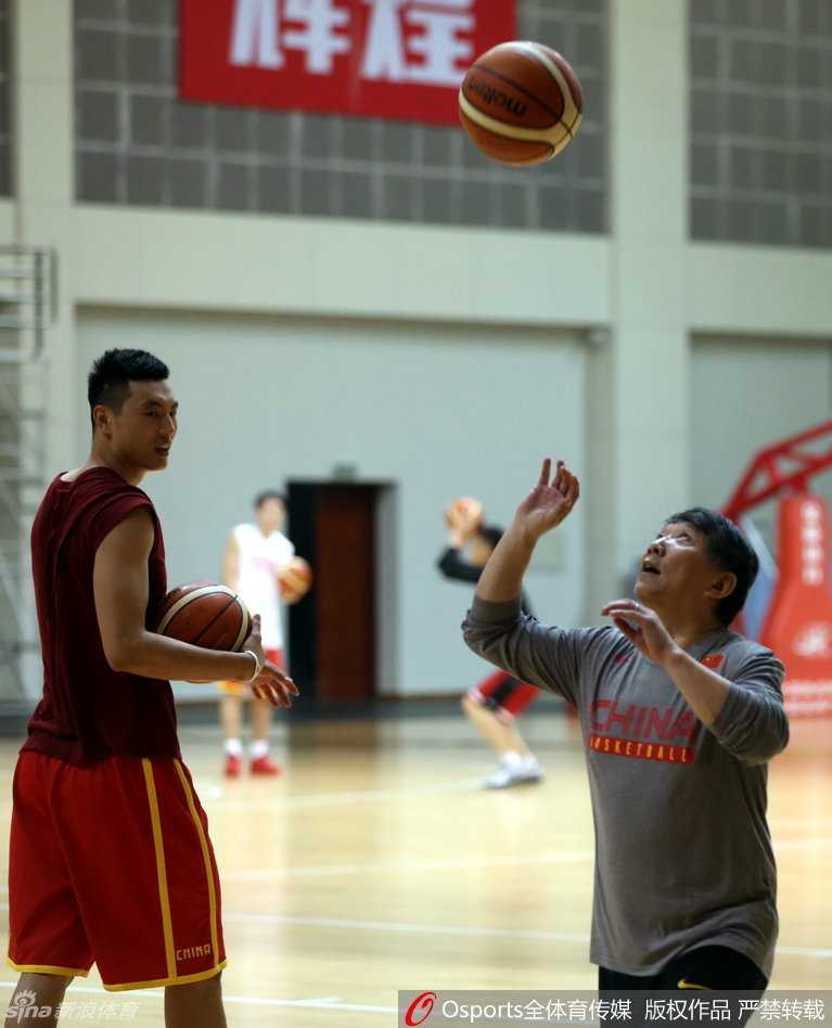 挥汗如雨只为里约 直击中国男篮集训众生相 主教练宫鲁鸣指导亲自披挂上阵,用一记标准而充满力量的示范扣篮,向队员们展示着即使年岁渐长,但篮下的技术和霸气丝毫不减,瞬间点燃了训练场的热情。