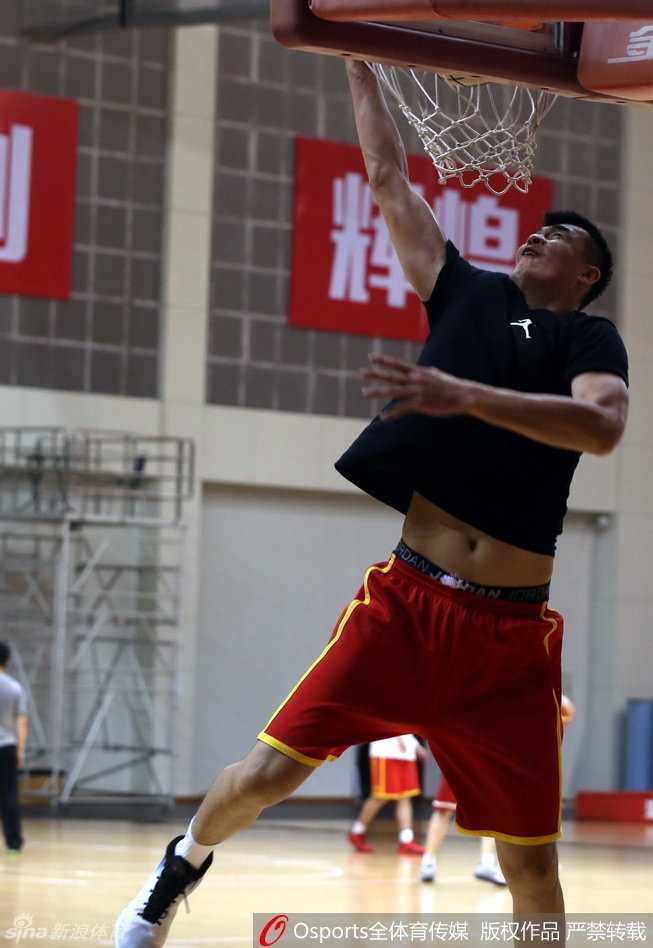 挥汗如雨只为里约 直击中国男篮集训众生相 一张特写的篮球上密密麻麻签满了男篮队员的名字,每一个名字背后都是一段挥汗如雨的故事,这颗球承载着全队对里约奥运会的共同期许。