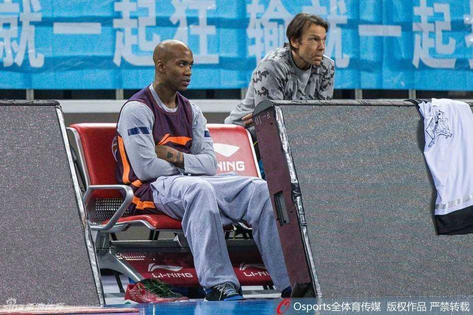 挥汗甲子铸辉煌 北京首钢男篮夏训蓄力新赛季 马布里独自坐在场边的广告牌上,身披毛巾,若有所思地看着场上训练的队友,他正在为即将到来的艰苦赛季积蓄能量。