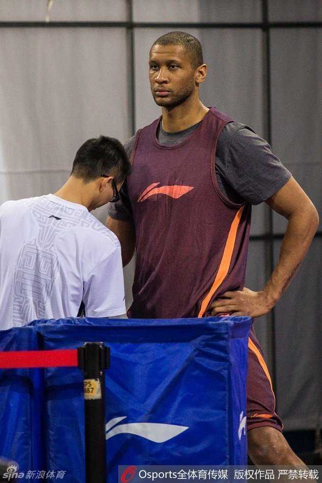 挥汗甲子铸辉煌 北京首钢男篮夏训蓄力新赛季 主教练闵鹿蕾在场边接受媒体采访,他表情严肃认真,手里拿着战术板,正对着镜头分析球队的夏训计划。