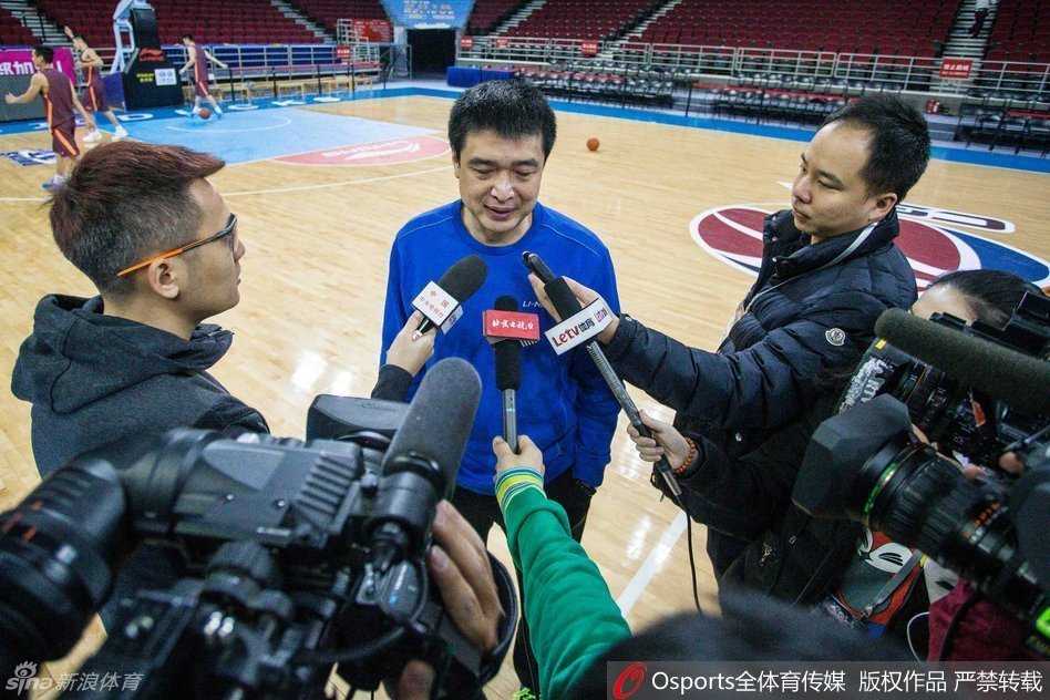 挥汗甲子铸辉煌 北京首钢男篮夏训蓄力新赛季 孙悦和张庆鹏在场边并肩而坐,孙悦面带标志性的灿烂笑容,两人一边看着场内训练一边热烈地讨论着战术细节。