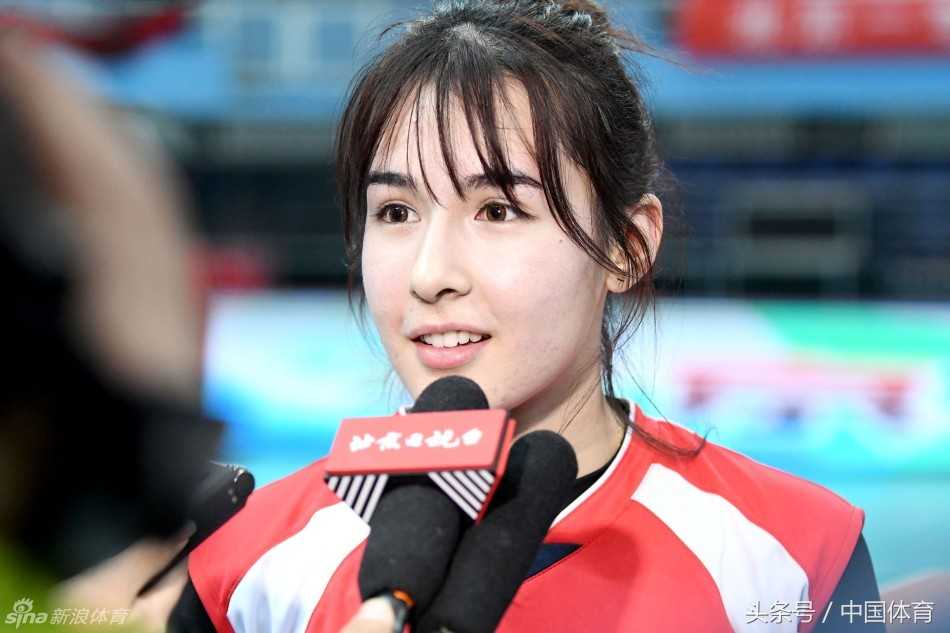 排球少女阿迪娜:父亲是篮球名宿,我却用汗水定义自己的赛场 阿迪娜在队友得分后激动地挥拳庆祝,与围拢过来的队友们击掌相拥,此刻的她脸上写满了兴奋与团队的凝聚力