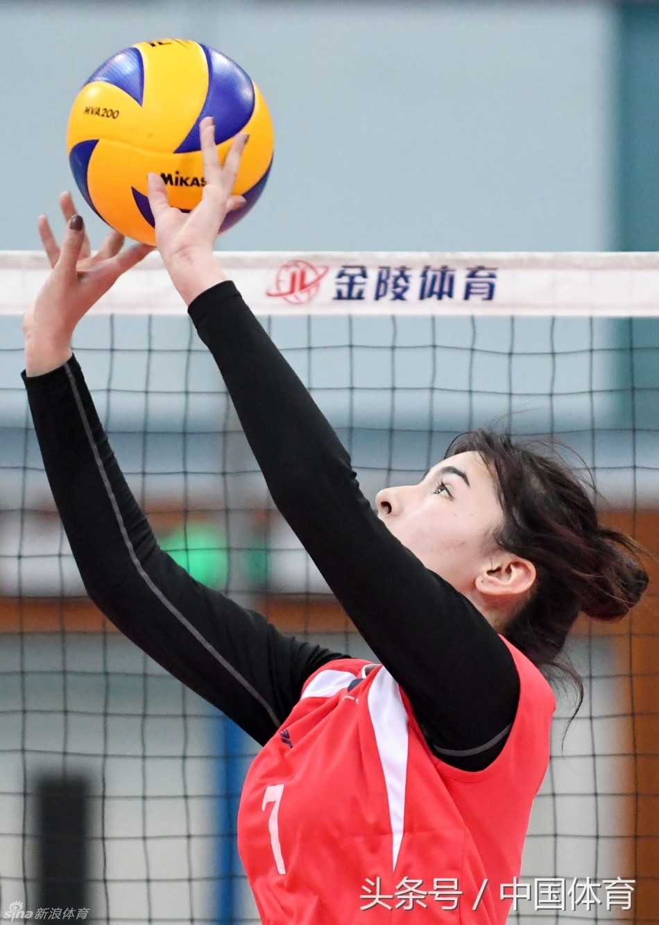 排球少女阿迪娜:父亲是篮球名宿,我却用汗水定义自己的赛场 阿迪娜在发球区准备,她将球在手中转了转,深吸一口气,表情专注得仿佛整个世界只剩下眼前的这颗排球