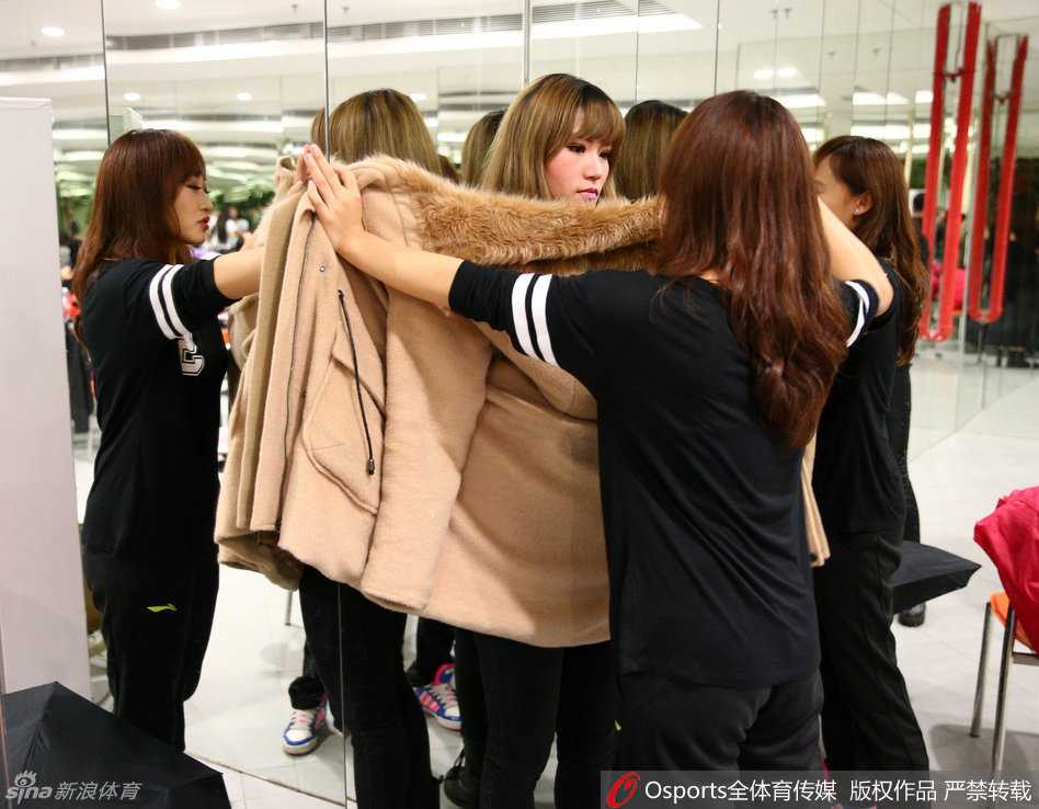 探秘全明星赛幕后 篮球宝贝一字马惊艳全场 临上场前,几位篮球宝贝围在一起做最后的加油鼓劲,微笑洋溢整装待发