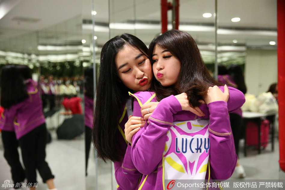 探秘全明星赛幕后 篮球宝贝一字马惊艳全场 后台光影交错,一位篮球宝贝转身瞬间露出性感迷人的美背线条,成为镜头中的亮丽风景