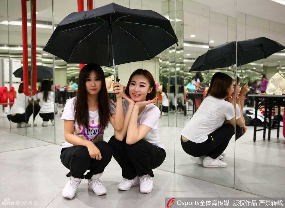 探秘全明星赛幕后 篮球宝贝一字马惊艳全场 细心的队友撑起一把小花伞,为正在补妆的伙伴遮挡出一片私密空间,尽显闺蜜情深