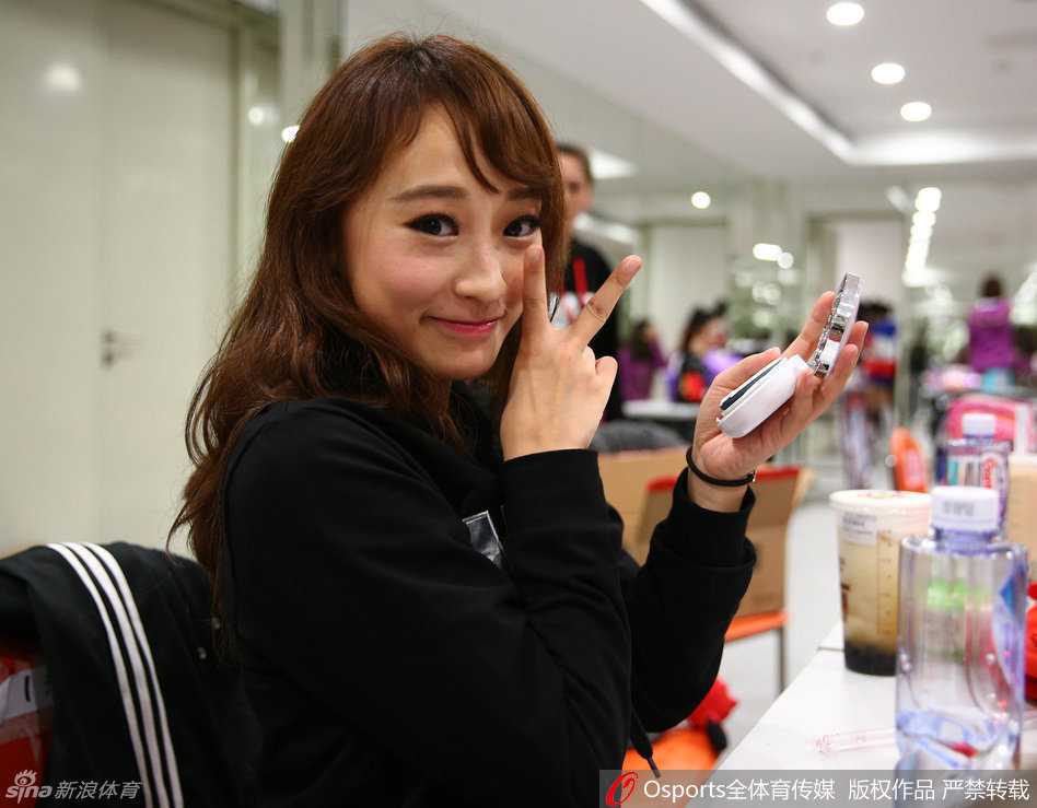 探秘全明星赛幕后 篮球宝贝一字马惊艳全场 篮球宝贝们列队准备登场,自信的笑容和靓丽的身姿预示着即将引爆全场的表演