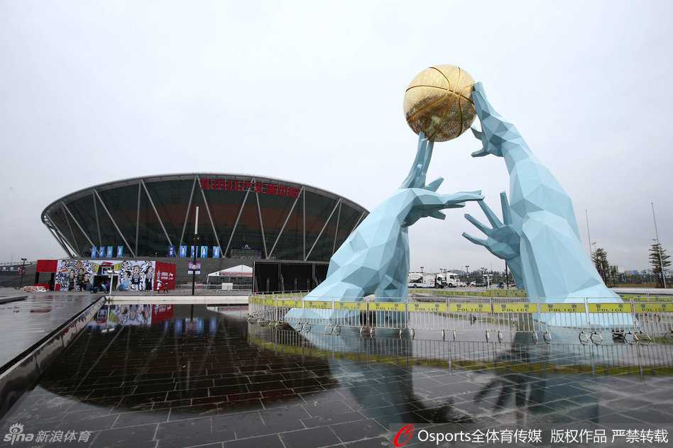 俯瞰整个东风日产文体中心，座椅排列整齐，场地中央的灯光如繁星点点，一切准备就绪，静待全明星正赛大幕开启