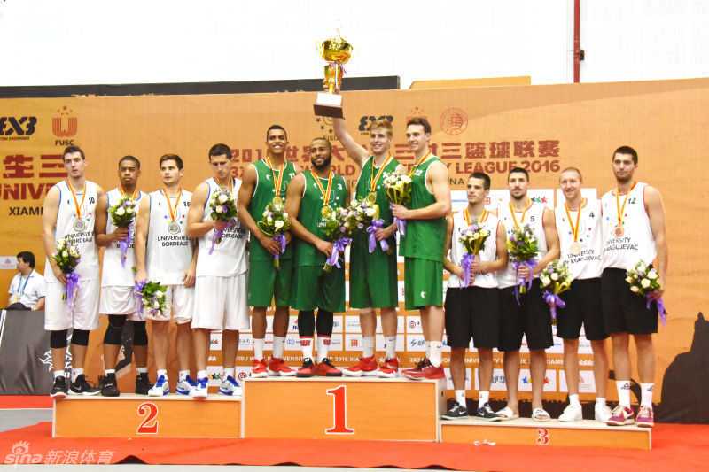 揭晓冠军归属青春风暴席卷厦门 第二届世界大学生三对三篮球联赛圆满落幕 颁奖仪式上,麦吉尔大学的健儿们激情相拥,金色的雨漫天洒落,映衬着他们为冠军而闪耀的骄傲脸庞。