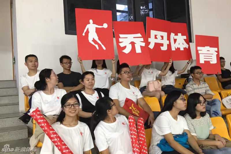 揭晓冠军归属青春风暴席卷厦门 第二届世界大学生三对三篮球联赛圆满落幕 三分线外,他选择跳投,迎着防守人的封盖自信出手,篮球在空中划出一道美丽的弧线,直奔篮筐而去。