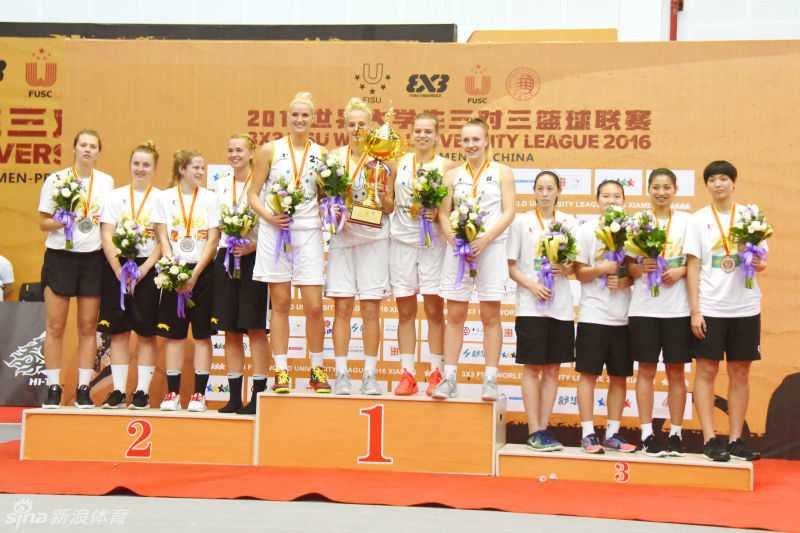 揭晓冠军归属青春风暴席卷厦门 第二届世界大学生三对三篮球联赛圆满落幕 面对三人严密合围,这位球员毫无畏惧,以惊人的爆发力完成突破1V3,强硬上篮,展现了超凡的个人能力。