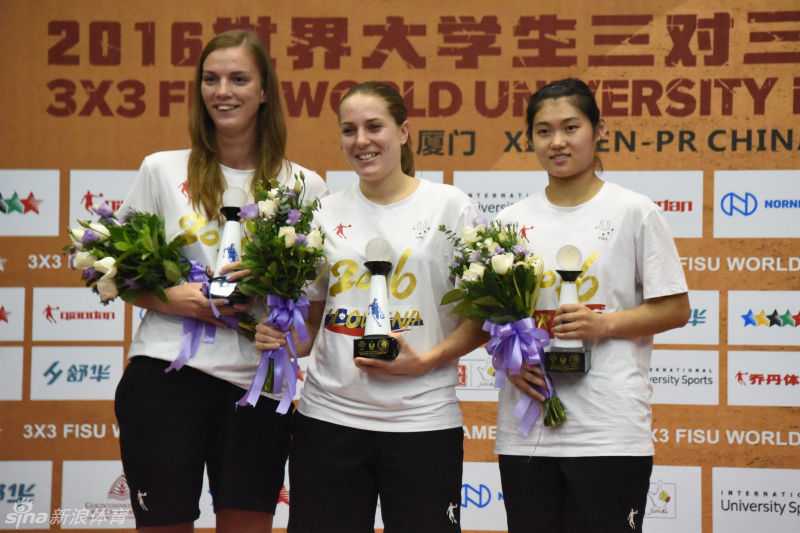 揭晓冠军归属青春风暴席卷厦门 第二届世界大学生三对三篮球联赛圆满落幕 女篮赛场上,一位球员巾帼不让须眉,面对三人包夹毫无惧色,高高跃起将球放进篮筐,眼神中满是坚定与自信。