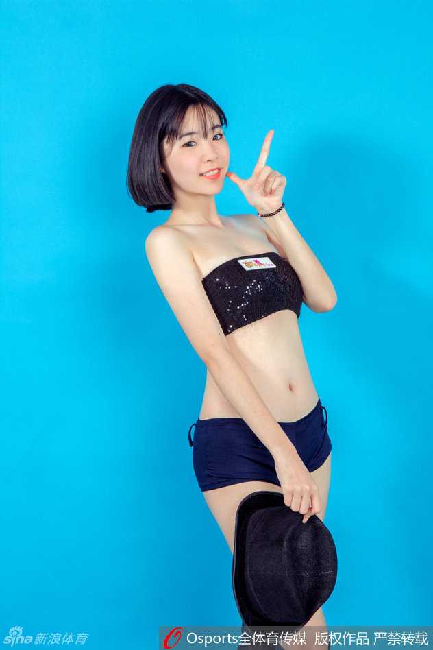 揭秘广东宏远篮球宝贝 赛场边的最美风景线 镜头拉近,黄逸辉五官立体精致,清澈的眼眸中仿佛藏着星辰,凝视远方,流露出一种超越年龄的坚定与自信。