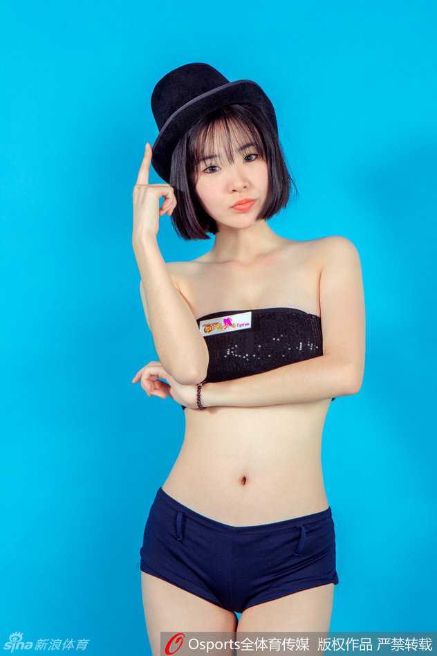 揭秘广东宏远篮球宝贝 赛场边的最美风景线 动感的舞姿瞬间点燃全场,黄逸辉与队友们动作整齐划一,充满力量感的甩头瞬间,飞扬的发丝都散发着青春的活力。