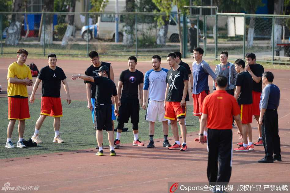 揭秘!宫鲁鸣挂帅中国男篮海埂高原备战,众将苦练只为里约绽放 后卫睢冉一马当先跑在队伍最前面,他身先士卒做出表率,而在其身后,李根的跑动姿势独特抢眼,为严肃的训练场增添了一抹别样的风景。