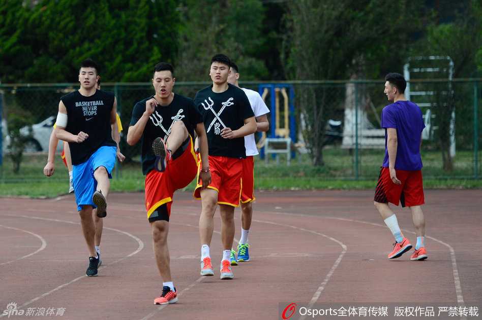 揭秘!宫鲁鸣挂帅中国男篮海埂高原备战,众将苦练只为里约绽放 主帅宫鲁鸣与爱徒睢冉在场边即兴表演“皮影戏”,两人配合默契,夸张的动作和表情逗乐了全场,展现了师徒间深厚的情谊。