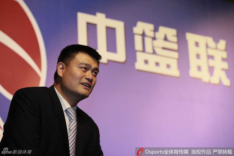 改革破冰,巨人启航:回眸CBA公司成立那一刻的姚明与篮球新时代 身高2米26的姚明如同灯塔般矗立在人群中央,媒体的长枪短炮将他层层包围,哪怕是在如此拥挤的环境中,他依然保持着绅士风度,耐心回应着每一个提问。