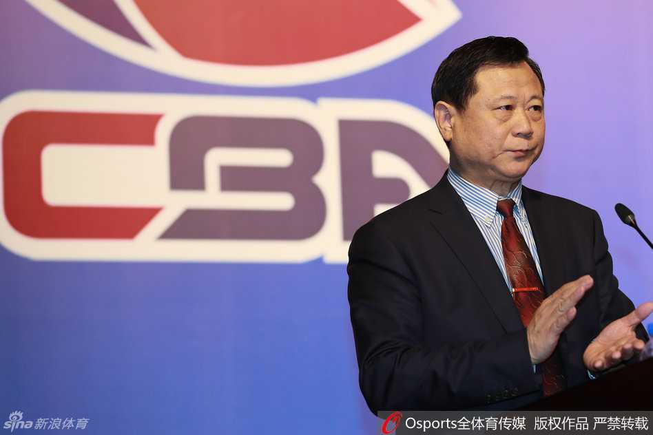 改革破冰,巨人启航:回眸CBA公司成立那一刻的姚明与篮球新时代 姚明以副董事长的身份在讲台上发言,身后是巨大的CBA公司Logo,他神情专注而坚定,这一刻,他不再仅仅是上海队的老板,更是整个CBA联赛改革的引领者与代言人。