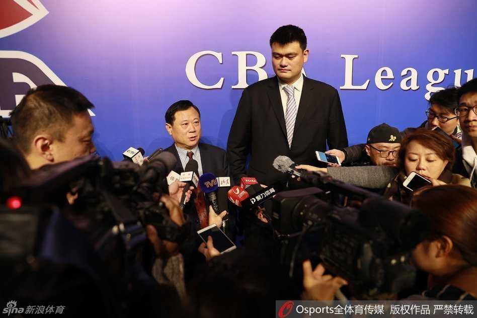 改革破冰,巨人启航:回眸CBA公司成立那一刻的姚明与篮球新时代 当董事长李金生(左)在交谈中侧身靠近时,姚明立刻配合地将头偏向一侧,专注地侧耳倾听,这一细微的动作展现了他对前辈的尊重以及在合作中虚心求教的态度。