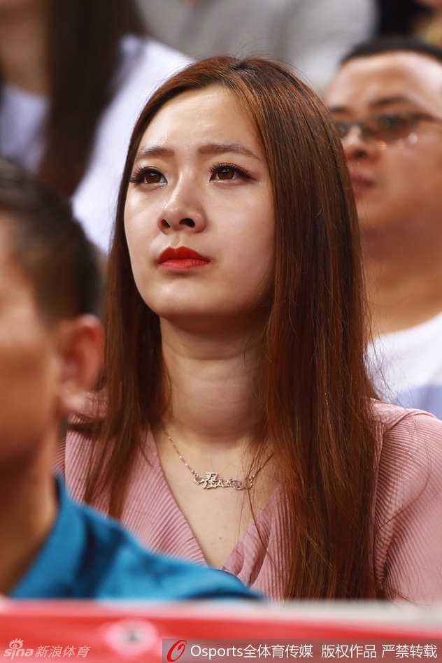 斯坦科维奇杯中国激战阿根廷 众国手家属助阵美艳动人 翟晓川女友看比赛时喜笑颜开,情绪随比赛起伏,双手轻托脸颊,纯真热情令人印象深刻。