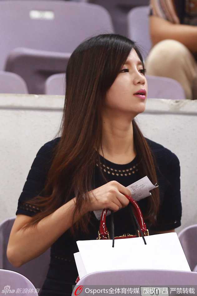 斯坦科维奇杯中国激战阿根廷 众国手家属助阵美艳动人 李根女友与友人凝视赛场,侧颜线条优美,眼神专注,美艳之中透着一丝紧张。