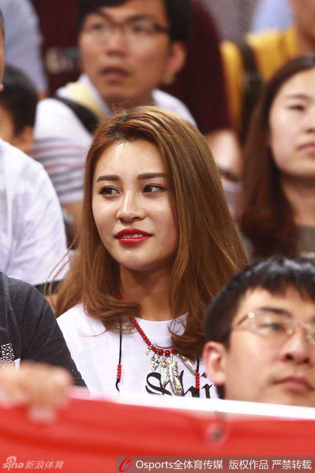 斯坦科维奇杯中国激战阿根廷 众国手家属助阵美艳动人 郭艾伦母亲与女友并肩而坐,母亲脸上挂着慈祥的微笑,女友略施粉黛,侧颜线条优美,聚精会神关注场内局势。