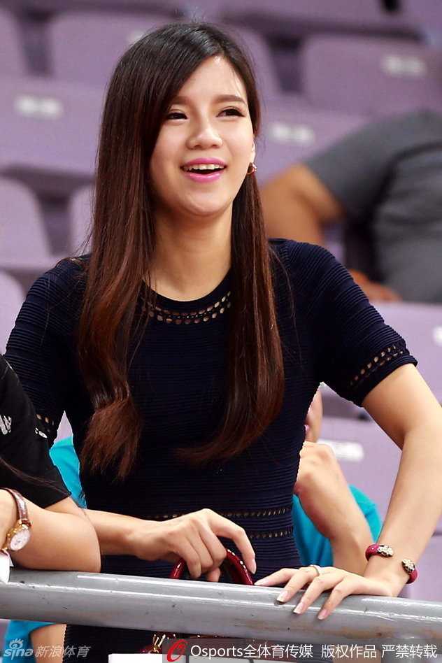 斯坦科维奇杯中国激战阿根廷 众国手家属助阵美艳动人 翟晓川女友手拿饮料,眼睛却一刻不离赛场,清纯气质中透着一股为男友骄傲的倔强。