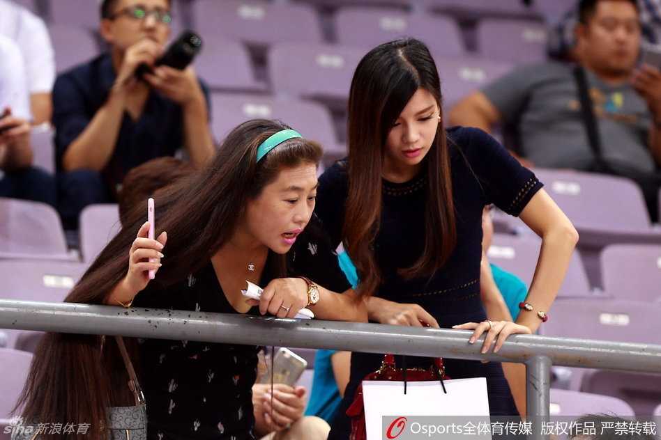 斯坦科维奇杯中国激战阿根廷 众国手家属助阵美艳动人 李根女友看台上凝神静气,目光紧紧跟随场上球员,精致的五官在灯光下美艳动人。