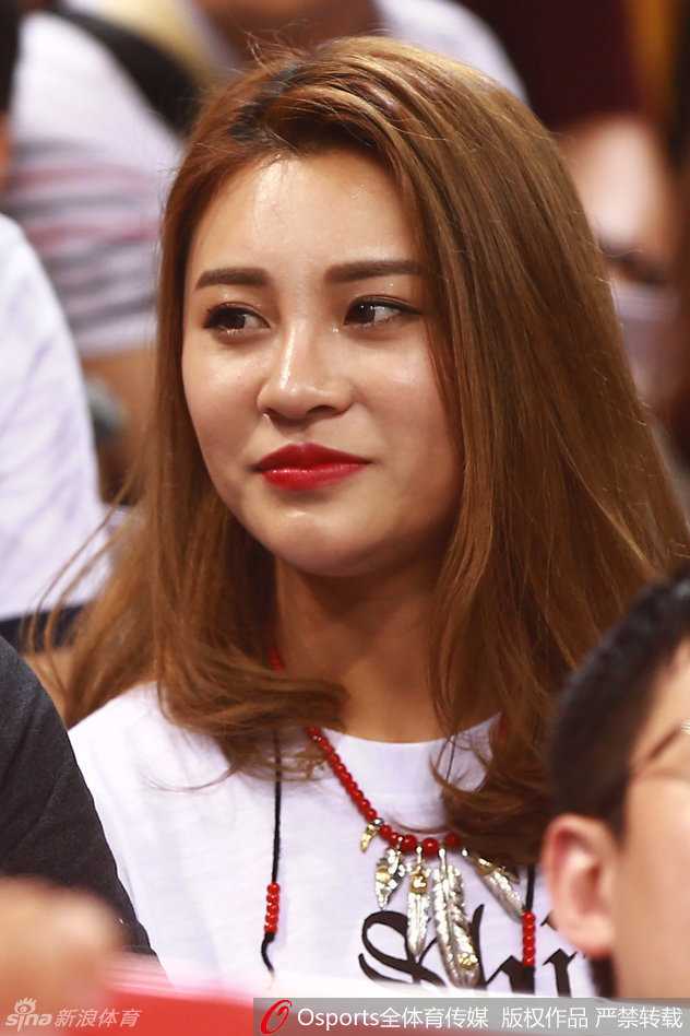 斯坦科维奇杯中国激战阿根廷 众国手家属助阵美艳动人 郭艾伦女友看台回眸一笑,眼神清澈,嘴角微扬,那份甜蜜仿佛能感染整个球馆。