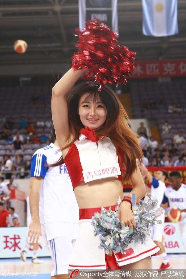 斯坦科维奇杯京城激战 篮球宝贝热舞助燃中国红 镜头拉近,这位领舞的拉拉队员眼神专注而明亮,手中的花球仿佛被注入了魔力,随着她矫健的身姿上下翻飞,在赛场灯光下留下一道道炫目的残影。