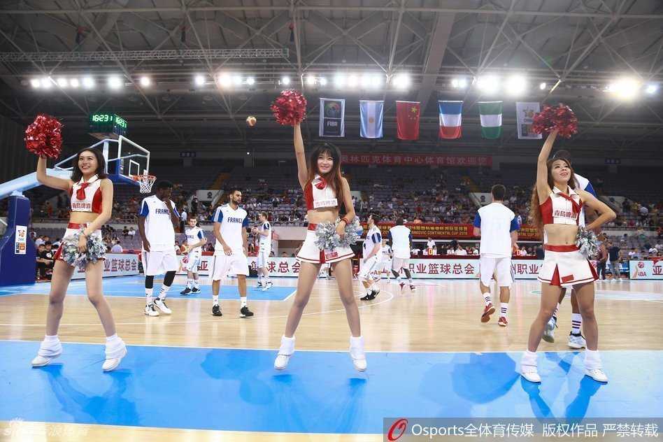 斯坦科维奇杯京城激战 篮球宝贝热舞助燃中国红 动感瞬间被完美定格,篮球宝贝们高高跃起,身体在空中舒展开来,如同掠过赛场的惊鸿,青春的热力与激情在这一刻肆意挥洒。