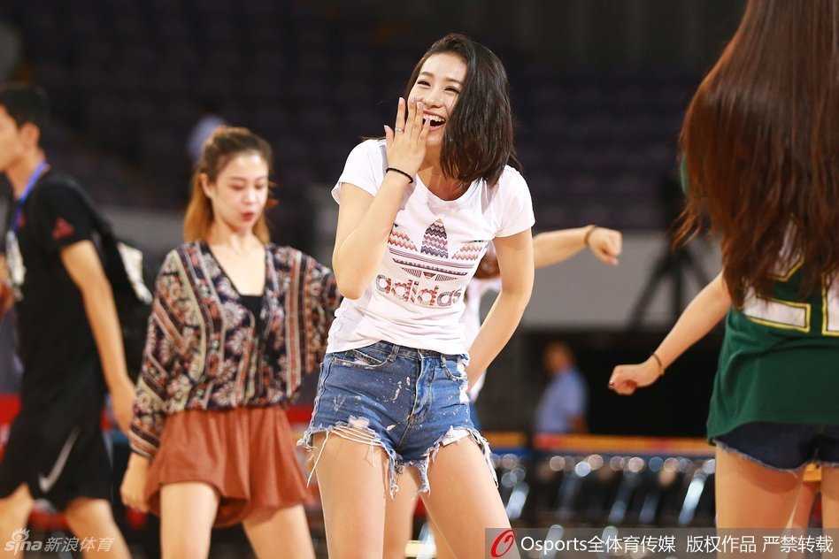 斯坦科维奇杯京城激战 篮球宝贝热舞助燃中国红 即使是在场边休息,拉拉队员们也保持着最专业的姿态,她们席地而坐却依然挺拔,用热烈的掌声和有节奏的呐喊,为场上的每一次拼搏注入源源不断的能量。