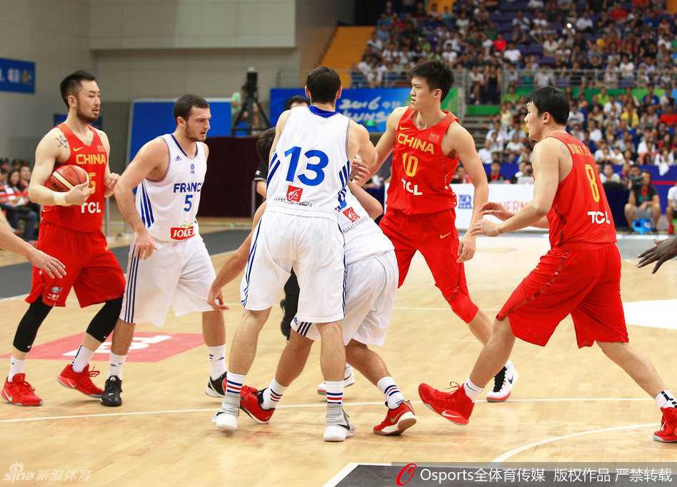 周鹏与对方球员纠缠在一起，他眉头紧锁，愤怒地试图挣脱，两人抱作一团，场上的气氛瞬间紧张到了极点。