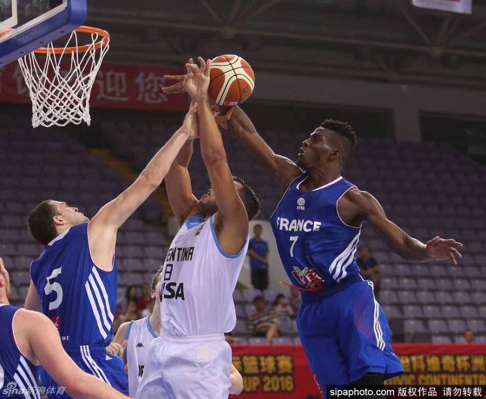 斯坦科维奇杯北京揭幕 法兰西男篮内线强攻击退阿根廷 法国队完成一次精彩的防守后,高高跃起的球员送给对手一记结实的篮下大帽,将球直接扇出禁区,点燃了替补席的激情。