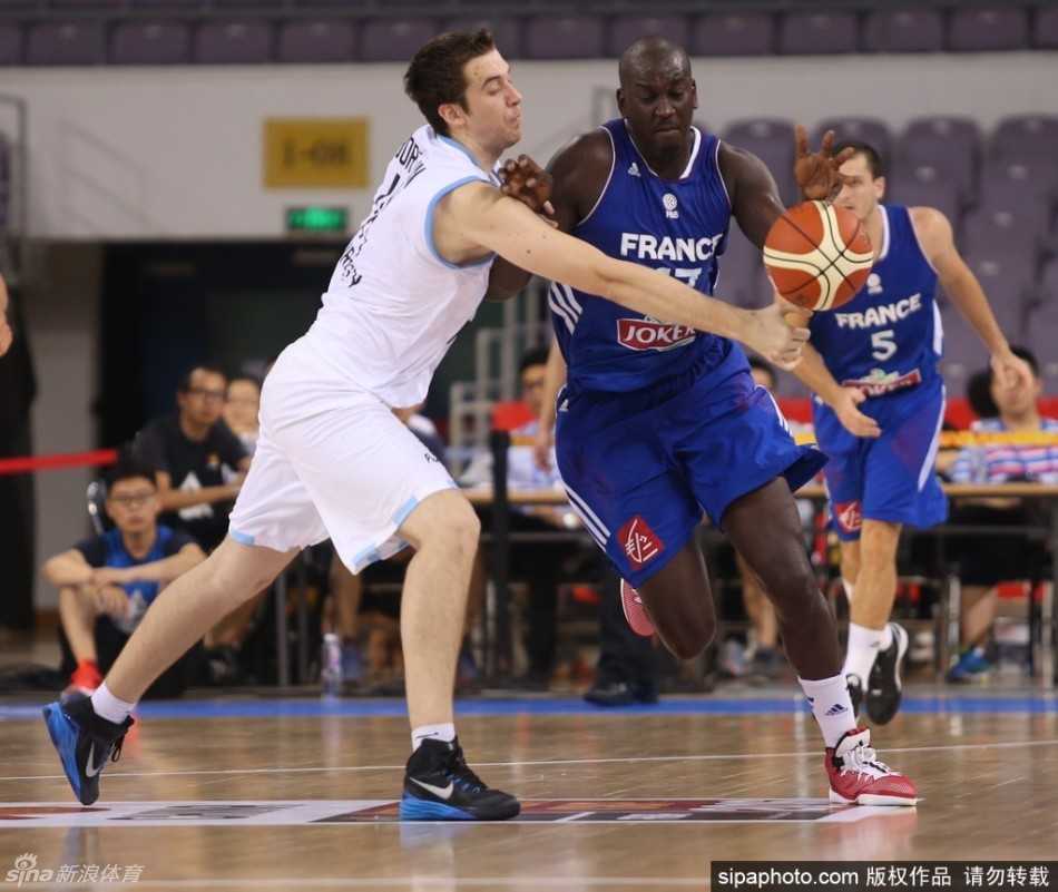 斯坦科维奇杯北京揭幕 法兰西男篮内线强攻击退阿根廷 面对阿根廷队员的贴防,法国队球员果断选择背身单打,利用强壮的身体在篮下强打,试图挤开空间完成进攻。