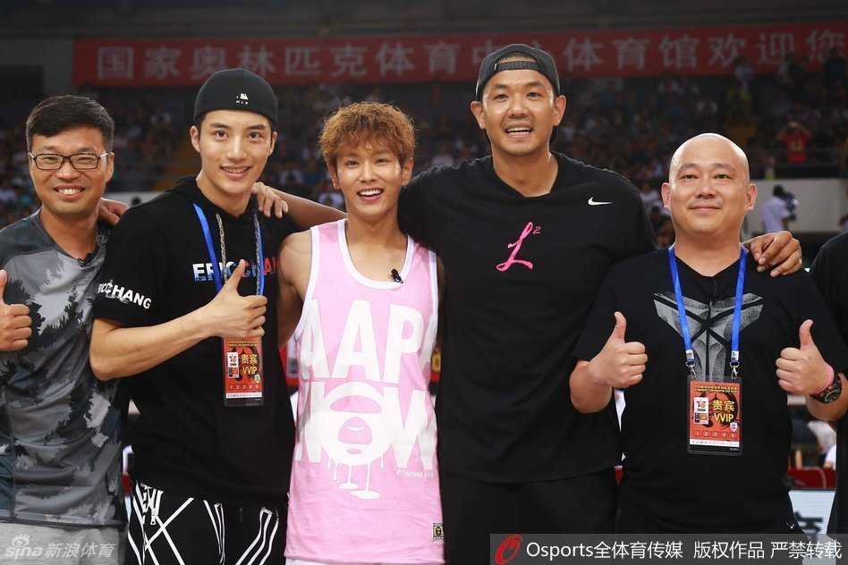 斯坦科维奇杯变文体跨界盛宴 刘烨陈建州助阵易建联引爆夏日 篮球场边星光熠熠,刘烨、陈建州、王迅等一众明星围聚在一起,笑容满面地举着手机进行自拍合影,记录下这难得的观赛瞬间,背景是热情的观众看台。