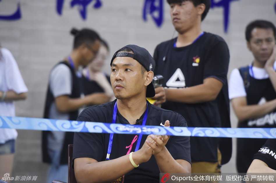 斯坦科维奇杯变文体跨界盛宴 刘烨陈建州助阵易建联引爆夏日 在一处视野极佳的看台上,陈建州表情严肃地侧身与身后的人交流,而他身前,国家体育总局局长刘鹏与原篮协主席信兰成正襟危坐,三人专注地讨论着场上的局势,凸显出文体界对这一赛事的共同关注。