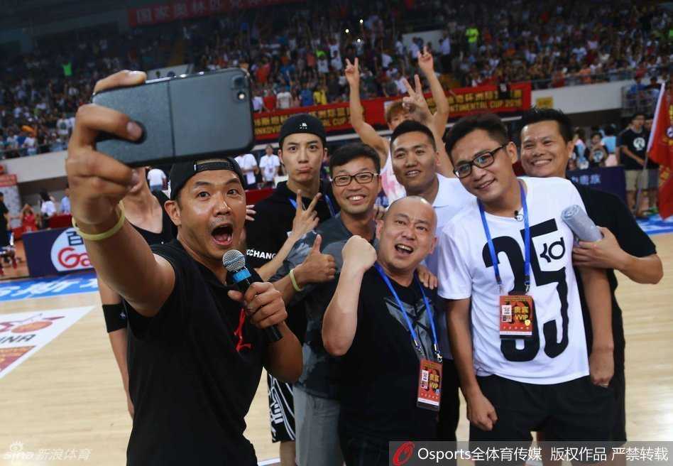 斯坦科维奇杯变文体跨界盛宴 刘烨陈建州助阵易建联引爆夏日 球场边,身着一袭黑衣的“黑人”陈建州全神贯注地盯着赛场方向,双手紧握成拳仿佛比场上的球员还紧张,眉宇间流露出曾经作为职业球员的那份专注与渴望,为每一次精彩进攻暗自鼓劲。