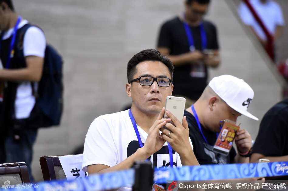 斯坦科维奇杯变文体跨界盛宴 刘烨陈建州助阵易建联引爆夏日 镜头捕捉到陈建州标志性的“黑人式”笑容,他在场边活力四射地挥动手臂,试图调动现场观众的情绪,那股仿佛用不完的热情与能量,让他即使置身观众席也显得星味十足。