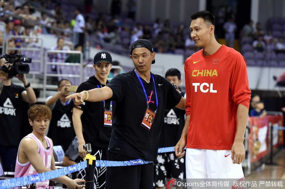 斯坦科维奇杯变文体跨界盛宴 刘烨陈建州助阵易建联引爆夏日 身穿白色短袖的刘烨在赛场边大步奔跑,脸上带着孩子般灿烂的笑容,虽然只是场边的互动游戏,但他健步如飞的身姿依稀可见当年在中戏读书时的“篮球风云队长”风采。