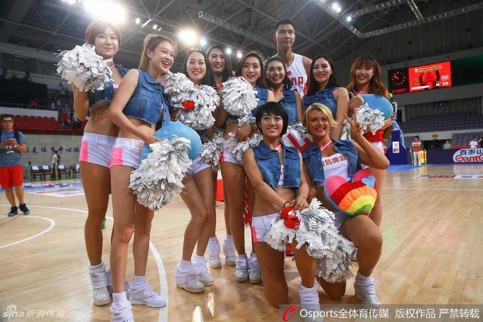 斯杯赛场上的绚烂风景线 篮球宝贝与阿联共谱激情瞬间 在中场休息的璀璨灯光下,一位笑容甜美的篮球宝贝手持啦啦队花球,她的身后是即将回场的中国男篮队员们,整个球馆洋溢着青春与热血的气息。