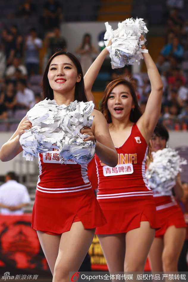 斯杯赛场上的绚烂风景线 篮球宝贝与阿联共谱激情瞬间 身着玫红色表演服的篮球宝贝在场地中央翩翩起舞,动感的舞姿和甜美的微笑让她成为全场瞩目的焦点,完美诠释了力与美的结合。