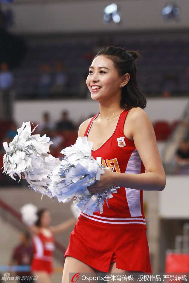 斯杯赛场上的绚烂风景线 篮球宝贝与阿联共谱激情瞬间 一位笑容极具感染力的篮球宝贝在赛场边回眸,飘逸的长发和靓丽的外形让她成为了相机追逐的焦点,背景是模糊的观众席,更显她的光彩夺目。