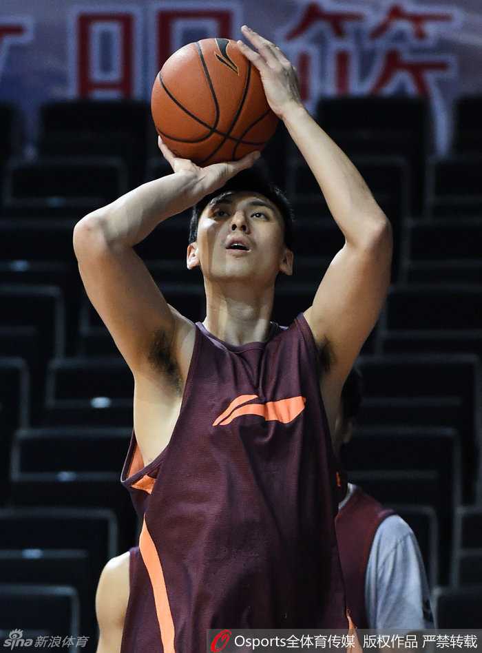 新岁首钢备战忙 闵帅严苛只为那冠军荣光 吉喆在投篮练习中与外援莫里斯交流心得,他高高跳起的投篮姿势标准,眼神中充满了对得分的渴望。