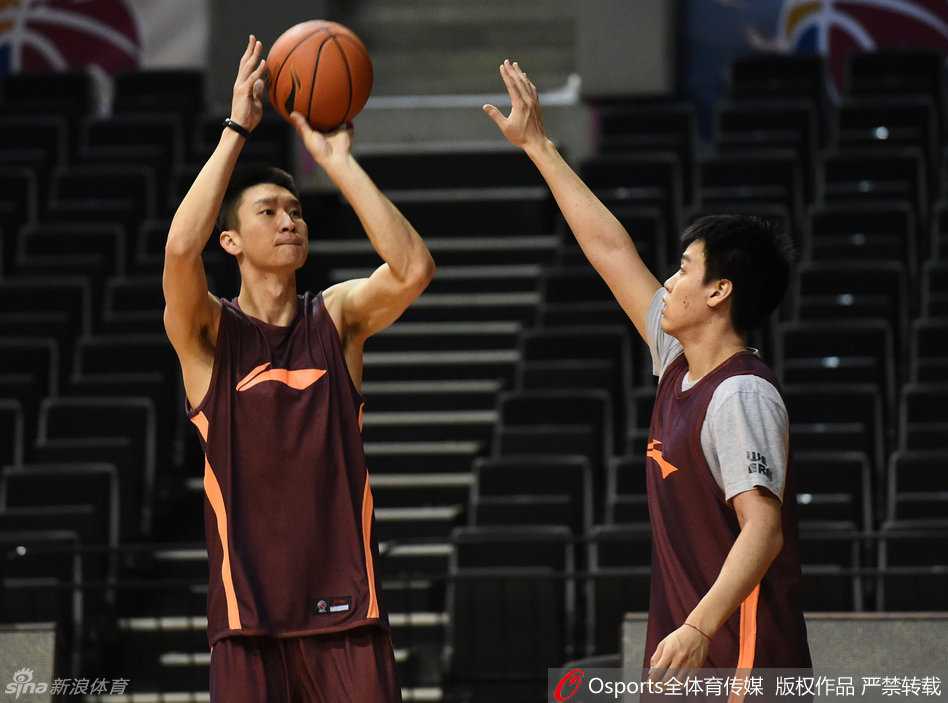 新岁首钢备战忙 闵帅严苛只为那冠军荣光 “大圣”孙悦在训练中专注地打磨投篮技术,每一次出手都力求完美,肌肉线条在汗水的浸润下显得格外分明。