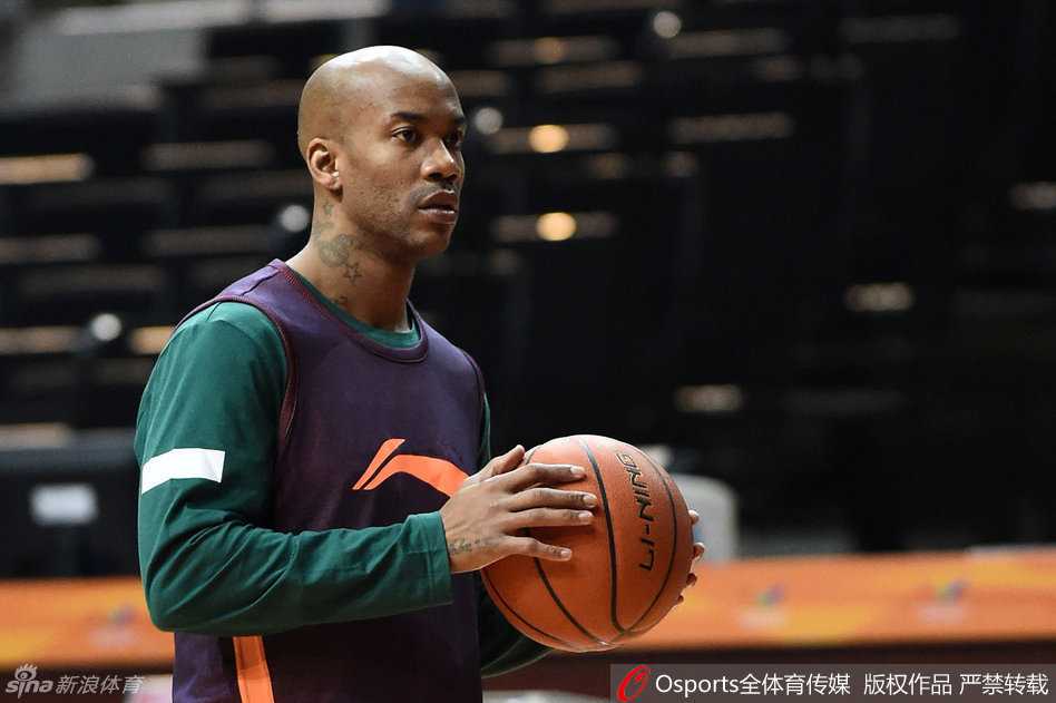 新岁首钢备战忙 闵帅严苛只为那冠军荣光 “马政委”史蒂芬·马布里在训练间隙显露出难得的呆萌表情,歪着头若有所思,与场上浴血奋战的形象形成可爱反差。