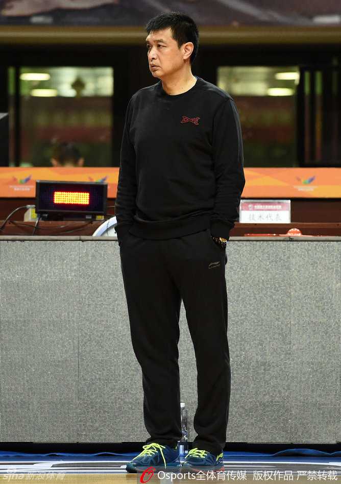 新岁首钢备战忙 闵帅严苛只为那冠军荣光 主教练闵鹿蕾双手叉腰,神情严肃地站在场边指挥着每一次攻防转换,他的存在就是球队的定海神针。