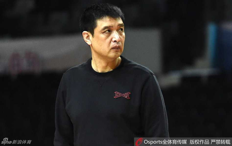 新岁首钢备战忙 闵帅严苛只为那冠军荣光 闵鹿蕾指导双手抱胸陷入沉思,脑海中对深圳队的战术布局已然成型,一场斗智斗勇即将展开。