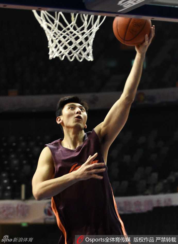 新岁首钢备战忙 闵帅严苛只为那冠军荣光 锋线悍将吉喆犹如出膛炮弹,腾空而起完成一记势大力沉的飞身上篮,动作舒展而充满杀气。